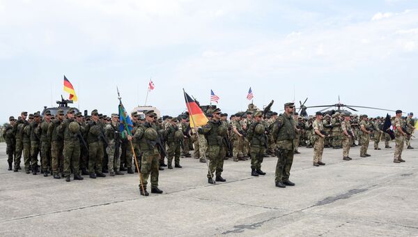 Военнослужащие военно-политического блока НАТО на открытии международных военных учений Noble Partner под эгидой НАТО в Грузии Военнослужащие военно-политического блока НАТО на открытии международных военных учений Noble Partner под эгидой НАТО в Грузии