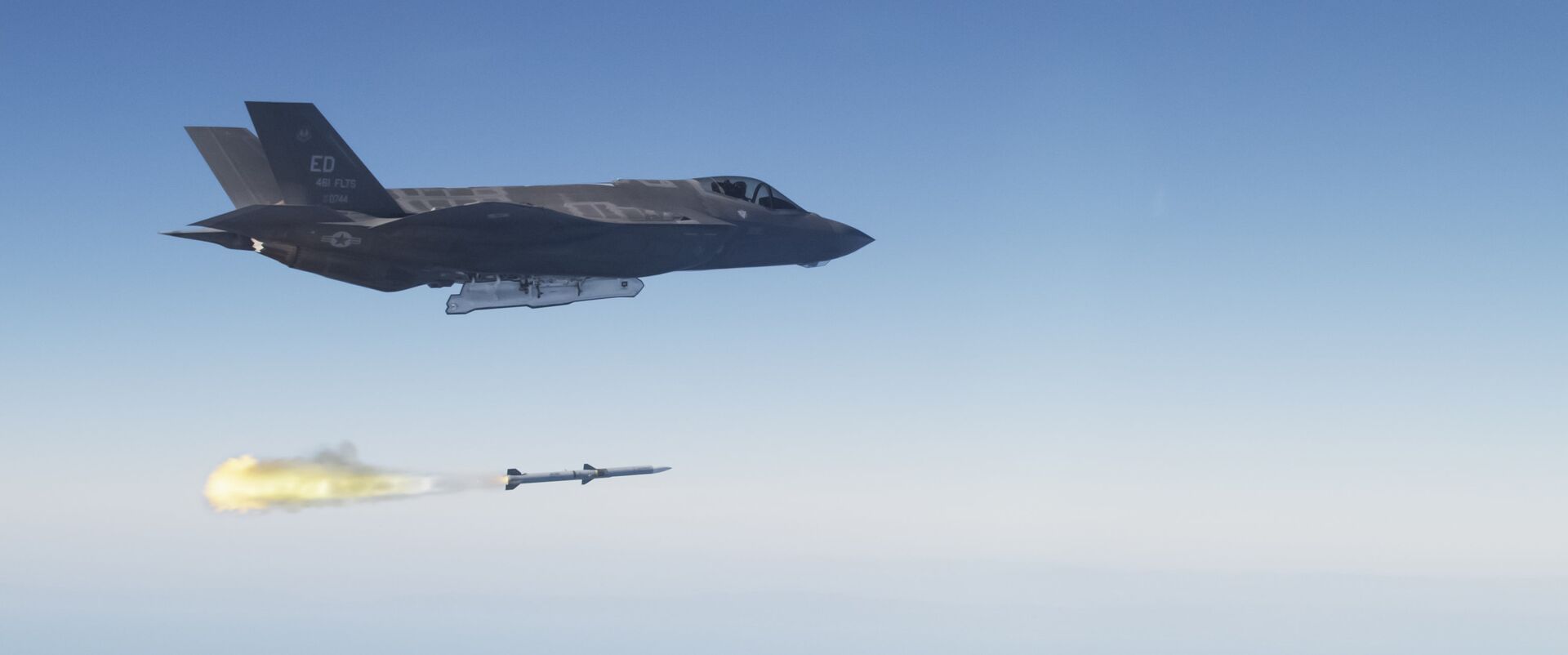 Запуск ракеты AIM-120 AMRAAM Запуск ракеты AIM-120 AMRAAM - РИА Новости, 1920, 07.04.2021