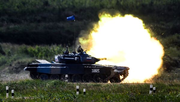 Танк команды армии России во время стрельбы в полуфинальной эстафете на соревнованиях по танковому биатлону Армейских международных Игр-2018 на подмосковном полигоне Алабино. Танк команды армии России во время стрельбы в полуфинальной эстафете на соревнованиях по танковому биатлону Армейских международных Игр-2018 на подмосковном полигоне Алабино.