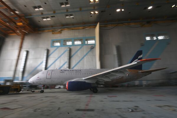 Процесс покраски самолета Sukhoi Superjet 100 Процесс покраски самолета Sukhoi Superjet 100
