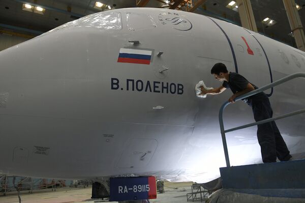 Процесс покраски самолета Sukhoi Superjet 100 Процесс покраски самолета Sukhoi Superjet 100