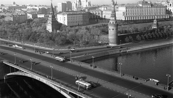 Вид на Московский Кремль и Большой Каменный мост через Москва-реку. 1948 год Вид на Московский Кремль и Большой Каменный мост через Москва-реку. 1948 год