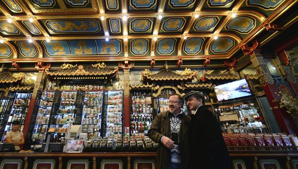 Посетители в магазине Чайный магазин Перлова на Мясницкой улице в Москве Посетители в магазине Чайный магазин Перлова на Мясницкой улице в Москве