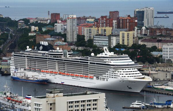 Круизный суперлайнер MSC Splendida у пирса морского вокзала во Владивостоке Круизный суперлайнер MSC Splendida у пирса морского вокзала во Владивостоке