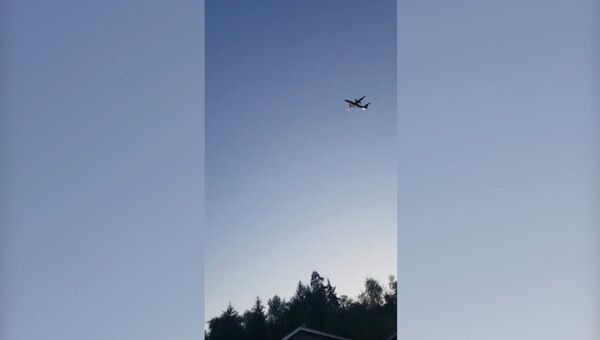 Очевидцы сняли на видео полет угнанного в США лайнера Q400 Очевидцы сняли на видео полет угнанного в США лайнера Q400