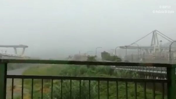 Очевидец снял на видео момент обрушения моста в Генуе Очевидец снял на видео момент обрушения моста в Генуе
