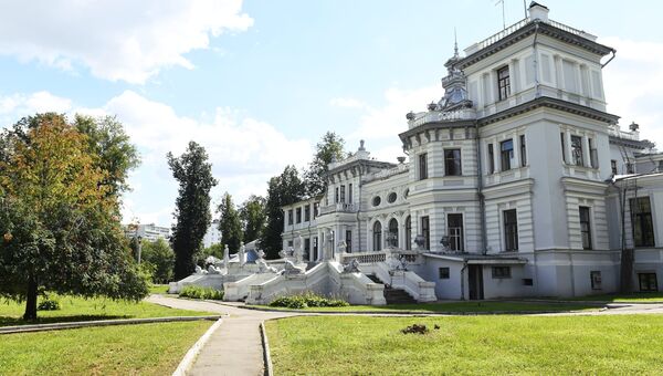 Здание усадьбы Грачевка в Грачевском парке Здание усадьбы Грачевка в Грачевском парке