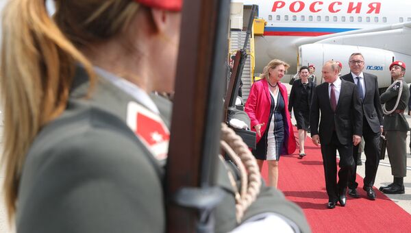 Президент РФ Владимир Путин и министр европейских, интеграционных и иностранных дел Австрии Карин Кнайсль в аэропорту Швехат в Вене Президент РФ Владимир Путин и министр европейских, интеграционных и иностранных дел Австрии Карин Кнайсль в аэропорту Швехат в Вене