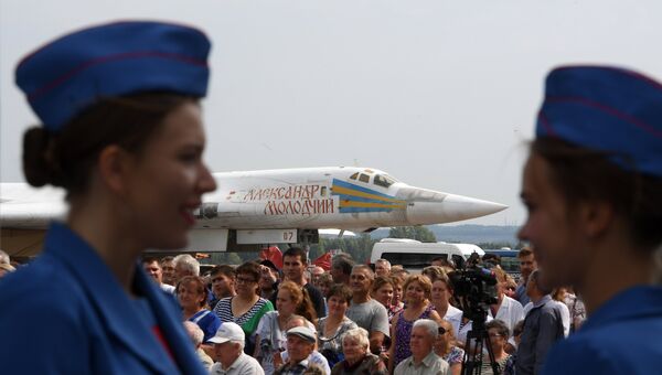 Зрители во время выкатки для наземных и летных испытаний модернизированного бомбардировщика Ту-22М3М в Казани Зрители во время выкатки для наземных и летных испытаний модернизированного бомбардировщика Ту-22М3М в Казани