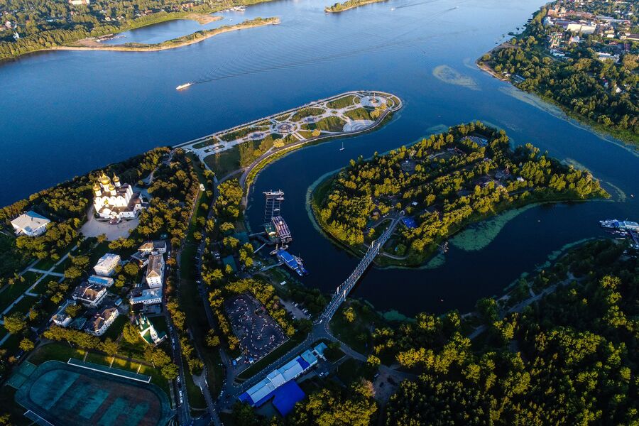 Успенский кафедральный собор на стрелке Волги и Которосли в Ярославле Успенский кафедральный собор на стрелке Волги и Которосли в Ярославле