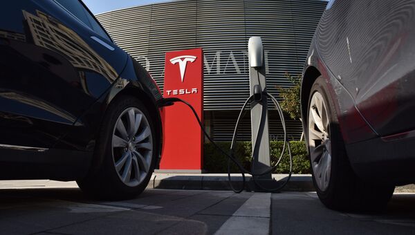 Автомобили Tesla на зарядной станции . Архивное фото Автомобили Tesla на зарядной станции . Архивное фото