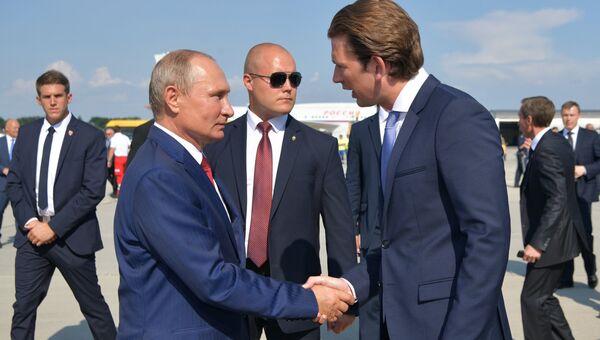 Президент РФ Владимир Путин и федеральный канцлер Австрии Себастьян Курц в аэропорту Граца. 18 августа 2018 Президент РФ Владимир Путин и федеральный канцлер Австрии Себастьян Курц в аэропорту Граца. 18 августа 2018