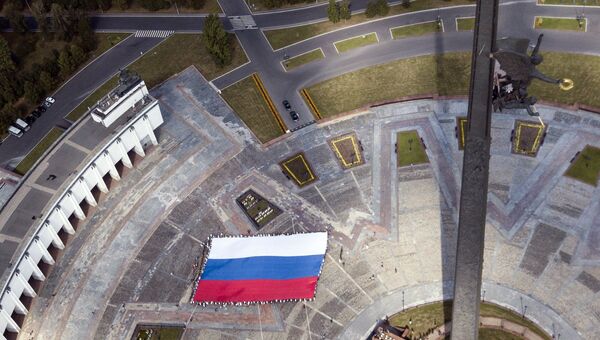 Государственный флаг Российской Федерации на площади Парка Победы на Поклонной горе в рамках празднования дня Государственного флага России. 22 августа 2018 Государственный флаг Российской Федерации на площади Парка Победы на Поклонной горе в рамках празднования дня Государственного флага России. 22 августа 2018