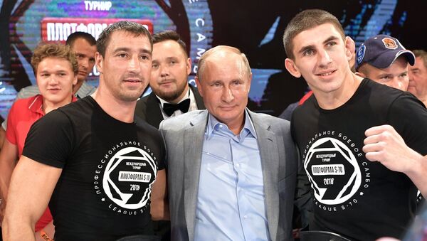 Президент РФ Владимир Путин на церемонии награждения победителей международного турнира по боевому самбо Плотформа S-70. 22 августа 2018 Президент РФ Владимир Путин на церемонии награждения победителей международного турнира по боевому самбо Плотформа S-70. 22 августа 2018