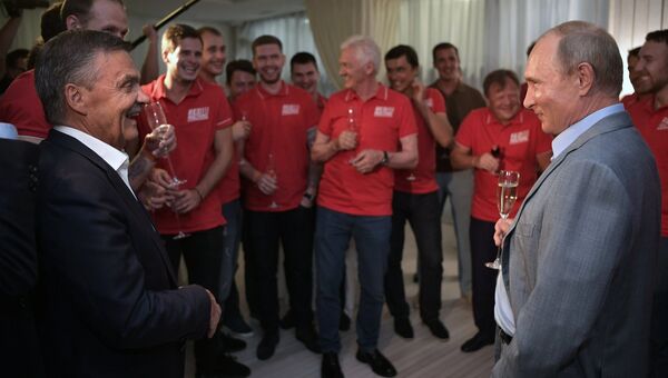 Президент РФ Владимир Путин общается с участниками благотворительного хоккейного матча Друзья России и Финляндии перед началом международного турнира по боевому самбо «Плотформа S-70» Президент РФ Владимир Путин общается с участниками благотворительного хоккейного матча Друзья России и Финляндии перед началом международного турнира по боевому самбо «Плотформа S-70»