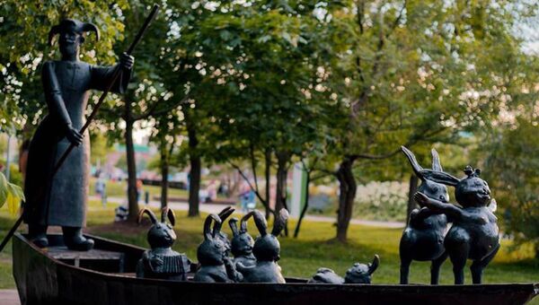 Скульптурная композиция Дед Мазай и зайцы в парке искусств Музеон в Москве. Архивное фото Скульптурная композиция Дед Мазай и зайцы в парке искусств Музеон в Москве. Архивное фото