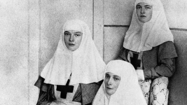 Императрица Александра Федоровна (сидит справа) и ее дочери Великие княжны Ольга (слева) и Татьяна (стоит справа) после завершения полного курса сестер милосердия и получения дипломов от Международного Красного Креста Императрица Александра Федоровна (сидит справа) и ее дочери Великие княжны Ольга (слева) и Татьяна (стоит справа) после завершения полного курса сестер милосердия и получения дипломов от Международного Красного Креста