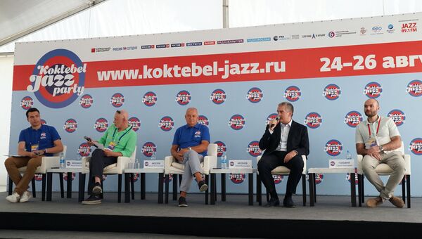 Музыкант-саксофонист Сергей Головня, глава Республики Крым Сергей Аксёнов, генеральный директор МИА Россия сегодня Дмитрий Киселев, арт-директор Международного музыкального фестиваля Koktebel Jazz Party Михаил Иконников на пресс-конференции, посвященной 16-му международному музыкальному фестивалю Koktebel Jazz Party Музыкант-саксофонист Сергей Головня, глава Республики Крым Сергей Аксёнов, генеральный директор МИА Россия сегодня Дмитрий Киселев, арт-директор Международного музыкального фестиваля Koktebel Jazz Party Михаил Иконников на пресс-конференции, посвященной 16-му международному музыкальному фестивалю Koktebel Jazz Party
