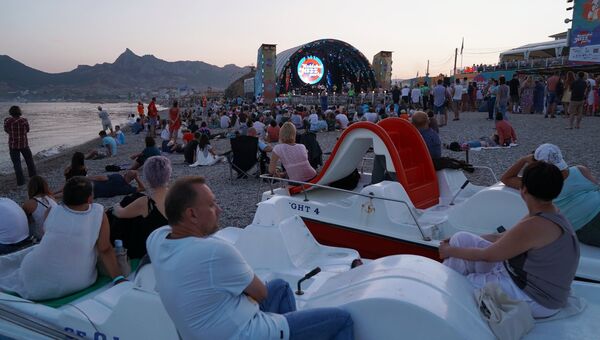 Зрители на 16-м международном музыкальном фестивале Koktebel Jazz Party Зрители на 16-м международном музыкальном фестивале Koktebel Jazz Party