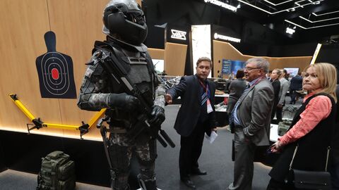 Концептуальная модель боевой экипировки солдата будущего на выставке Армия России – завтра в рамках IV Международного военно-технического форума Армия-2018 в Кубинке Концептуальная модель боевой экипировки солдата будущего на выставке Армия России – завтра в рамках IV Международного военно-технического форума Армия-2018 в Кубинке