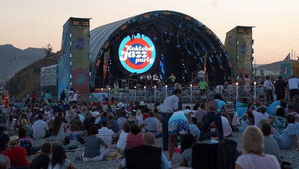Зрители на 16-м международном музыкальном фестивале Koktebel Jazz Party Зрители на 16-м международном музыкальном фестивале Koktebel Jazz Party