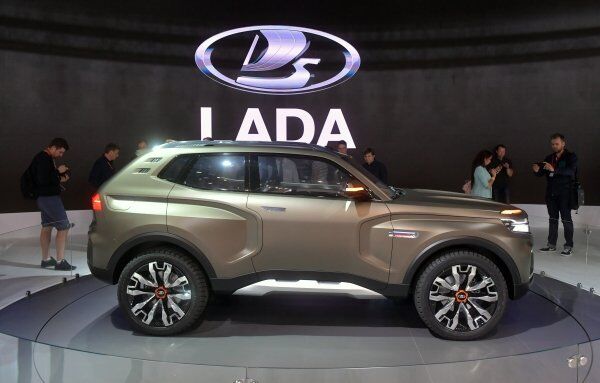 Посетители фотографируют новый автомобиль LADA 4x4 Vision на Московском международном автомобильном салоне 2018 Посетители фотографируют новый автомобиль LADA 4x4 Vision на Московском международном автомобильном салоне 2018