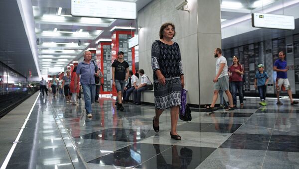 Пассажиры на станции Рассказовка Калининско-Солнцевской линии Московского метрополитена Пассажиры на станции Рассказовка Калининско-Солнцевской линии Московского метрополитена