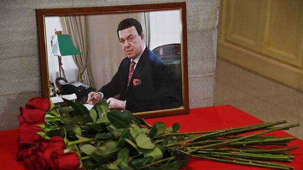 Цветы в память об Иосифе Кобзоне в здании Государственной Думы РФ в Москве Цветы в память об Иосифе Кобзоне в здании Государственной Думы РФ в Москве