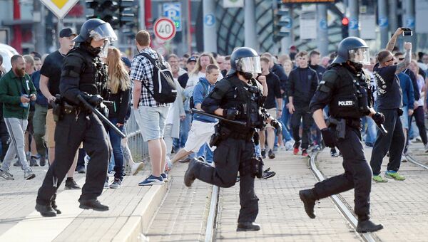 Полицейские и протестующие в Хемнице. Архивное фото Полицейские и протестующие в Хемнице. Архивное фото