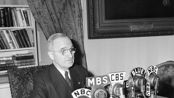Президент США Гарри Трумэн в Белом доме. 17 апреля 1945 Президент США Гарри Трумэн в Белом доме. 17 апреля 1945