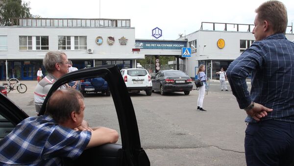 У главной проходной Завода имени Я. М. Свердлова У главной проходной Завода имени Я. М. Свердлова