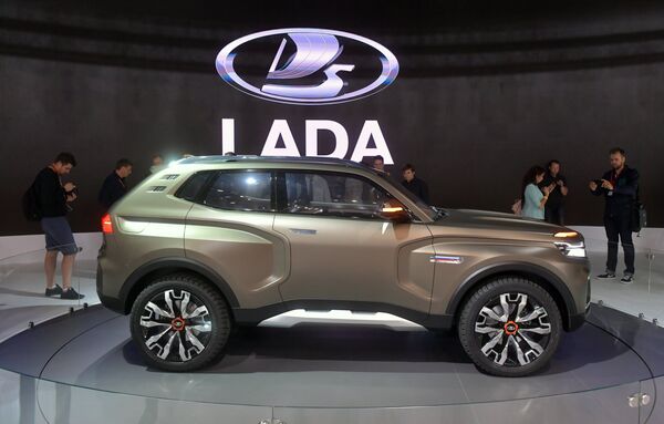 Посетители фотографируют новый автомобиль LADA 4x4 Vision на Московском международном автомобильном салоне 2018 Посетители фотографируют новый автомобиль LADA 4x4 Vision на Московском международном автомобильном салоне 2018
