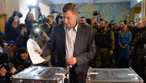 Премьер-министр Донецкой Народной Республики Александр Захарченко голосует на выборах главы ДНР и депутатов Народного Совета республики на избирательном участке № 125 Премьер-министр Донецкой Народной Республики Александр Захарченко голосует на выборах главы ДНР и депутатов Народного Совета республики на избирательном участке № 125
