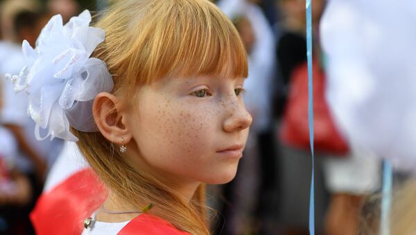 Ученица школы № 6 города Ялты во время торжественной линейки, посвященной Дню знаний Ученица школы № 6 города Ялты во время торжественной линейки, посвященной Дню знаний