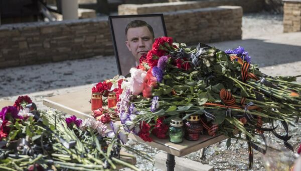 Портрет Александра Захарченко и цветы у здания кафе Сепар в Донецке, где произошел взрыв в результате которого погиб глава ДНР Александр Захарченко Портрет Александра Захарченко и цветы у здания кафе Сепар в Донецке, где произошел взрыв в результате которого погиб глава ДНР Александр Захарченко