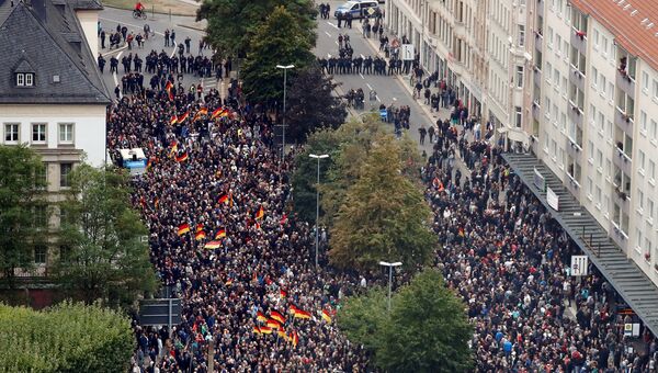 Участники акции протеста в Хемнице, Германия. 1 сентября 2018 Участники акции протеста в Хемнице, Германия. 1 сентября 2018