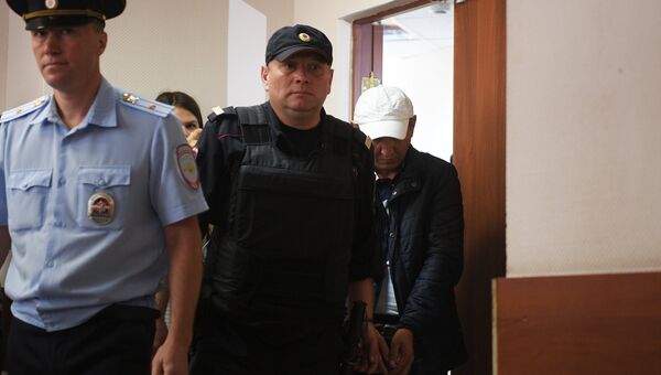 Обвиняемый в убийстве полицейского на станции метро Курская в Москве Нурлан Мурлатов на заседании Черемушкинского районного суда Москвы. 5 сентября 2018 Обвиняемый в убийстве полицейского на станции метро Курская в Москве Нурлан Мурлатов на заседании Черемушкинского районного суда Москвы. 5 сентября 2018