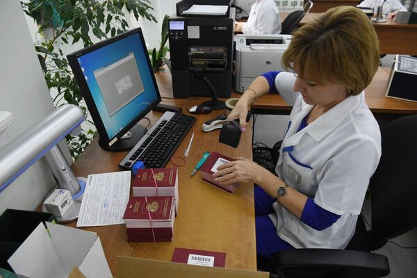 Сотрудница на участке персонализации заграничных биометрических паспортов Центра персонализации документов в Московской типографии Акционерного Общества Гознак Сотрудница на участке персонализации заграничных биометрических паспортов Центра персонализации документов в Московской типографии Акционерного Общества Гознак