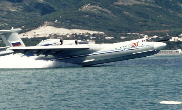 Взлет с воды самолета-амфибии А -40 (Альбатрос) Взлет с воды самолета-амфибии А -40 (Альбатрос)