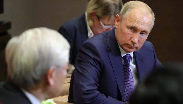 Владимир Путин во время встречи с генеральным секретарём Центрального комитета коммунистической партии Социалистической Республики Вьетнам Нгуен Фу Чонгом. 6 сентября 2018 Владимир Путин во время встречи с генеральным секретарём Центрального комитета коммунистической партии Социалистической Республики Вьетнам Нгуен Фу Чонгом. 6 сентября 2018
