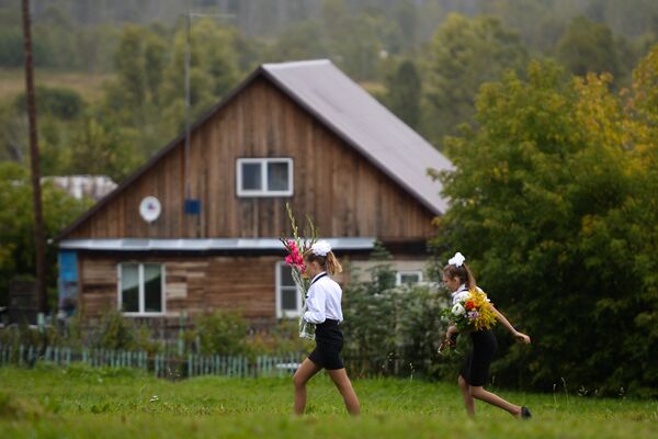 Ученики идут в школу на торжественную линейку, посвященную Дню знаний, в Новосибирской области Ученики идут в школу на торжественную линейку, посвященную Дню знаний, в Новосибирской области