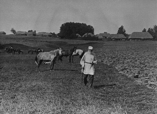 Русский писатель Лев Николаевич Толстой на прогулке. Ясная Поляна, 1908 год Русский писатель Лев Николаевич Толстой на прогулке. Ясная Поляна, 1908 год