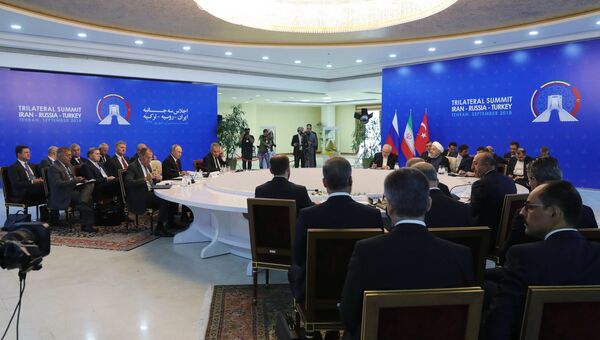 Владимир Путин, президент Ирана Хасан Рухани и президент Турции Реджеп Тайип Эрдоган во время трехсторонней встречи в Тегеране. 7 сентября 2018 Владимир Путин, президент Ирана Хасан Рухани и президент Турции Реджеп Тайип Эрдоган во время трехсторонней встречи в Тегеране. 7 сентября 2018