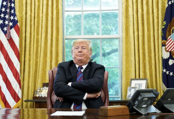 Президент США Дональд Трамп в Овальном кабинете Белого дома в Вашингтоне Президент США Дональд Трамп в Овальном кабинете Белого дома в Вашингтоне