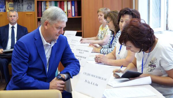 Временно исполняющий обязанности губернатора Воронежской области Александр Гусев в единый день голосования на избирательном участке в Воронеж Временно исполняющий обязанности губернатора Воронежской области Александр Гусев в единый день голосования на избирательном участке в Воронеж
