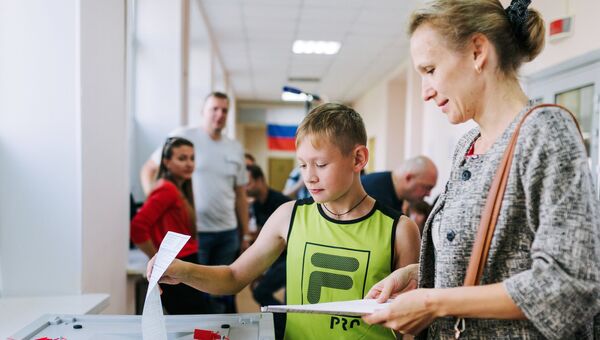Избирательница в единый день голосования на избирательном участке в Иваново Избирательница в единый день голосования на избирательном участке в Иваново