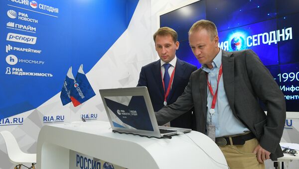 Заместитель главного редактора - директор главной дирекции информации МИА Россия сегодня Дмитрий Горностаев и министр по развитию Дальнего Востока Александр Козлов на стенде Международного информационного агентства (МИА) Россия сегодня. 10 сентября 2018 Заместитель главного редактора - директор главной дирекции информации МИА Россия сегодня Дмитрий Горностаев и министр по развитию Дальнего Востока Александр Козлов на стенде Международного информационного агентства (МИА) Россия сегодня. 10 сентября 2018