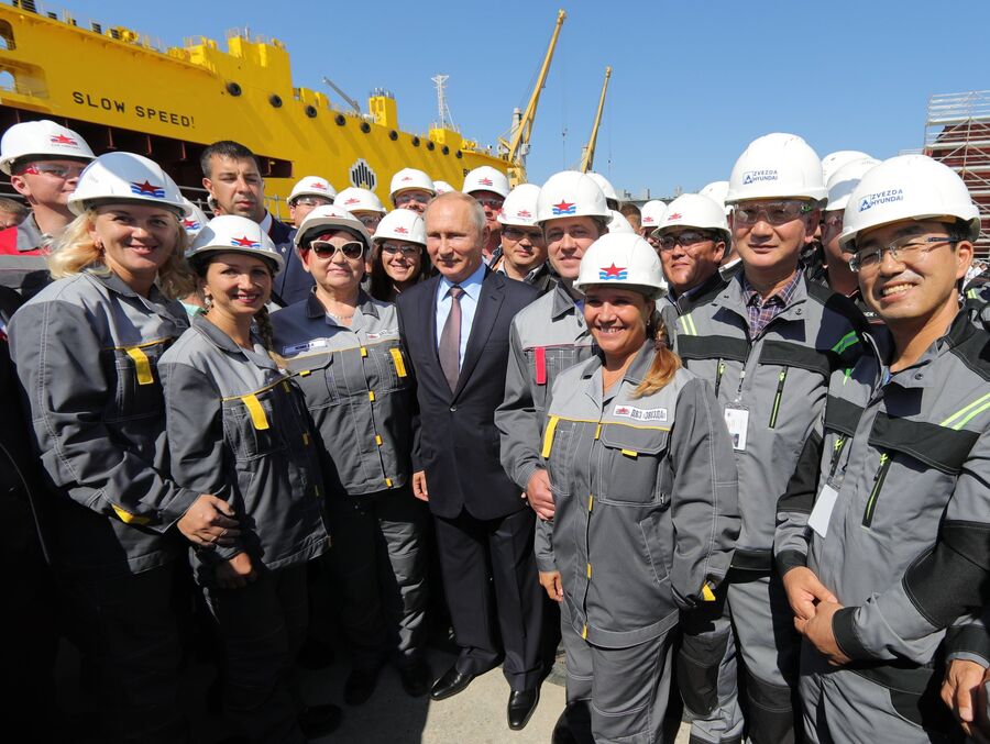 Президент РФ Владимир Путин с рабочими во время посещения Дальневосточного судостроительного комплекса Звезда в городе Большой Камень Приморского края. 11 сентября 2018 Президент РФ Владимир Путин с рабочими во время посещения Дальневосточного судостроительного комплекса Звезда в городе Большой Камень Приморского края. 11 сентября 2018