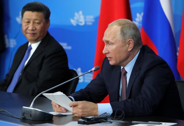 Президент РФ Владимир Путин и председатель КНР Си Цзиньпин на пресс-конференции по итогам встречи на полях IV Восточного экономического форума Президент РФ Владимир Путин и председатель КНР Си Цзиньпин на пресс-конференции по итогам встречи на полях IV Восточного экономического форума