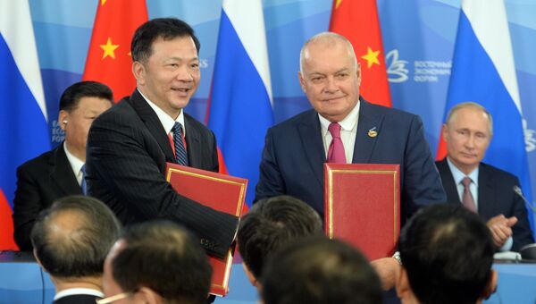 Генеральный директор МИА Россия сегодня Дмитрий Киселев и президент медиакорпорации China Media Group Шэнь Хайсюн Генеральный директор МИА Россия сегодня Дмитрий Киселев и президент медиакорпорации China Media Group Шэнь Хайсюн